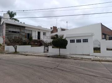 Casa · 214m² · 10 Ambientes · 1 Cochera · Casa en Venta Parque Chacabuco 3 Dorm. Apta Credito