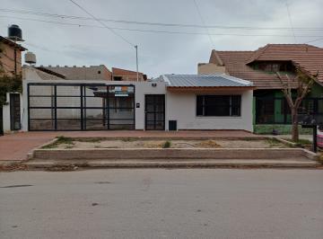 Casa de 8 ambientes, Centenario · Casa en Barrio Sarmiento I
