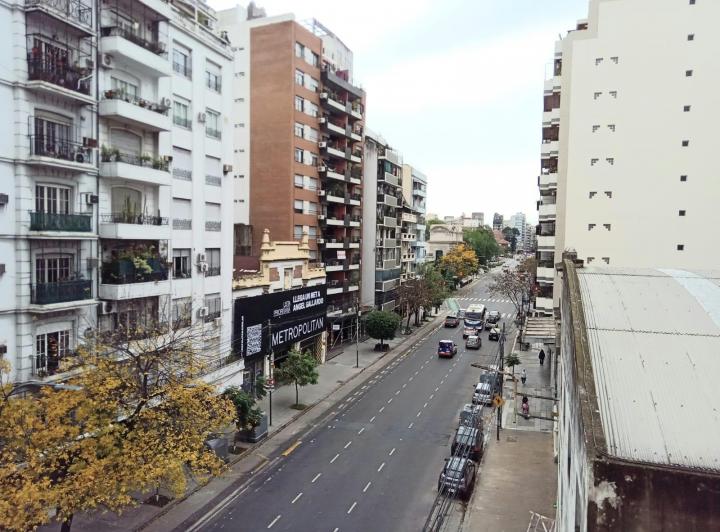 3 Ambientes con Balcon Baño de Servicio a Una Cuadra de Av Corrientes y Una Cuadra del Parque Centen