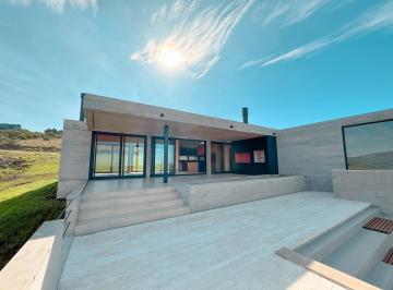 Casa · 331m² · 8 Ambientes · 3 Cocheras · Casa en Venta a Estrenar en Tandil - Barrio Cerrado Altos Aires