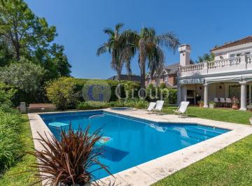 Casa · 357m² · 8 Ambientes · 8 Cocheras · Casa en Venta en Ayres de Pilar Estilo Colonial