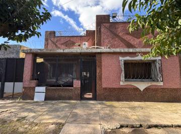 Casa · 200m² · 3 Ambientes · 2 Cocheras · Casa en Bernal Oeste