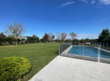 Casa · 1634m² · 6 Ambientes · 4 Cocheras · Casa en Estancias del Pilar