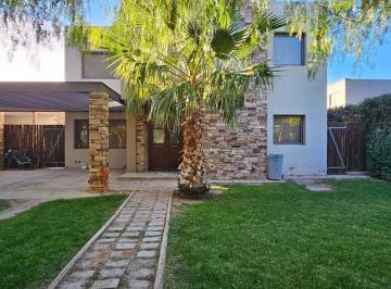 Casa · 206m² · 4 Dormitorios · 2 Cocheras · Casa en B° Terruñoz de Araoz Ii - Maipú
