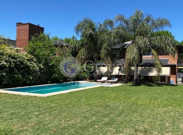 Casa · 238m² · 7 Ambientes · 2 Cocheras