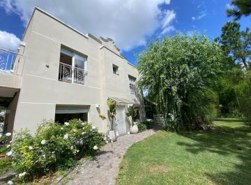 Casa · 240m² · 5 Ambientes · 1 Cochera · Casa en San Vicente Alquiler Temporal