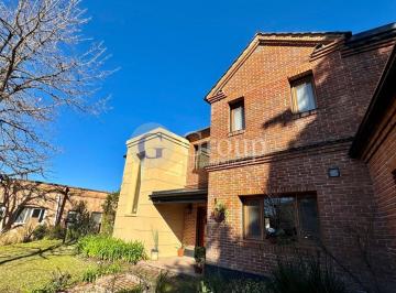 Casa · 301m² · 6 Ambientes · 2 Cocheras · Casa en Venta en Santa María de Los Olivos, Malvinas Argentinas con Pileta
