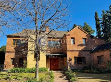 Casa · 301m² · 6 Ambientes · 2 Cocheras · Casa en Venta en Santa María de Los Olivos, Malvinas Argentinas con Pileta