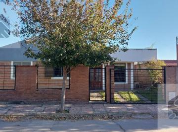 Casa · 195m² · 8 Ambientes · 1 Cochera · Casa en Venta, 3 Dorm., Cerca del Lago, Villa Carlos Paz.