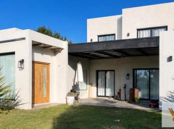 Casa · 110m² · 3 Ambientes · Casa en Venta - 2 Dorm. 2 Baños - La Plata