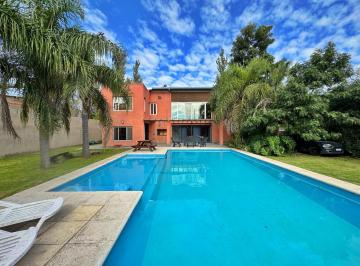 Casa · 205m² · 8 Ambientes · 2 Cocheras · Venta - Casa en Funes 4 Dorm.