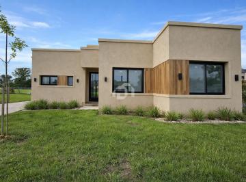 Casa · 131m² · 5 Ambientes · 2 Cocheras · Casa en Venta en Santa Elisa, Pilar del Este, Pilar
