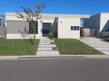 Casa · 490m² · 4 Ambientes · 3 Cocheras · Venta Casa 5 Ambientes - Santa Emilia - Pilar del Este