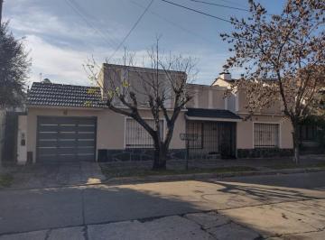 Casa de 4 ambientes, Esteban Echeverría · Casa 4 Ambientes con Pileta en Barrio Céntrico Residencial en Monte Grande Apta Crédito