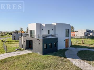 Casa · 191m² · 5 Ambientes · Casa en Venta Estilo Moderno y Funcional Area 1 Barrio San Sebastian, Loma Verde