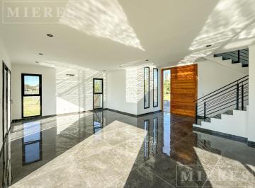 Casa · 191m² · 5 Ambientes · Casa en Venta Estilo Moderno y Funcional Area 1 Barrio San Sebastian, Loma Verde