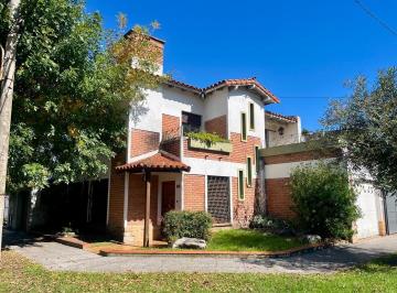 Casa · 189m² · 4 Ambientes · 2 Cocheras · Chalet en Esquina en Parque Ayerza