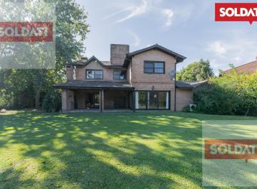 Casa · 265m² · 5 Ambientes · 2 Cocheras · Soldati, en Exclusiva, Vende Casa de 4 Cuartos Mas Family, Sobre Gran Lote de 1200 m². Piscina