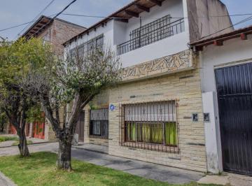 Casa · 180m² · 5 Ambientes · 1 Cochera · Casa en Venta 5 Ambientes en Villa Luzuriaga!