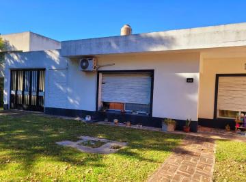 Casa · 100m² · 4 Ambientes · 2 Cocheras · Casa a La Venta Gonnet Entre Caminos