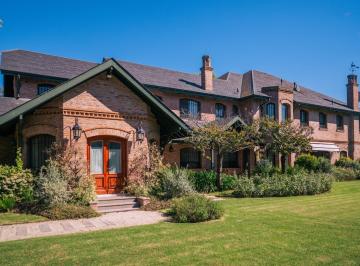 Casa · 950m² · 6 Ambientes · 6 Cocheras · Residencia en Venta de 950 m² en Olivos