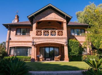 Casa · 950m² · 6 Ambientes · 6 Cocheras · Residencia en Venta de 950 m² en Olivos
