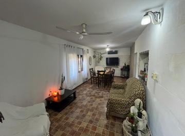 Casa · 148m² · 4 Ambientes · 1 Cochera · Casa Venta Zona Sur