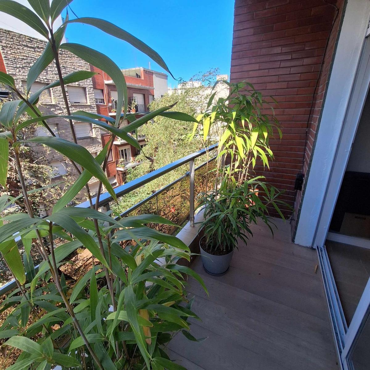 2 ambientes a la calle con balcon saliente. Totalmente Reciclado.