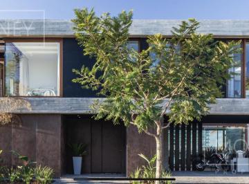 Casa · 378m² · 7 Ambientes · 2 Cocheras · Casa - Lagos del Golf