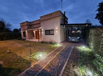 Casa · 300m² · 3 Ambientes · 2 Cocheras · Casa en Venta - 2 Dorm. 2 Baños - 907 m² - Las Casuarinas, Luján