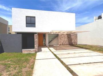 Casa · 218m² · 4 Ambientes · 2 Cocheras · Casa en Venta en Villa Carlos Paz Barrio Cañitas