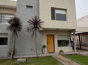 Casa · 290m² · 3 Dormitorios · 1 Cochera · Casa en Plottier