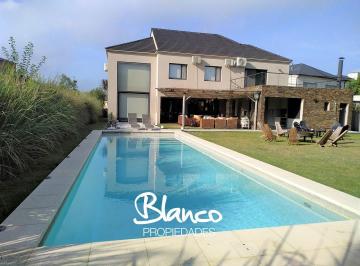 Casa · 370m² · 4 Ambientes · 4 Cocheras · Casa en Alquiler Amoblado en Septiembre - Escobar