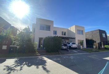 Casa · 105m² · 4 Ambientes · 2 Cocheras · Casa en Venta en California Village, Pilar