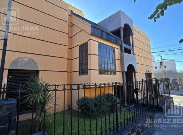 Casa · 337m² · 8 Ambientes · 3 Cocheras · Gran Unidad en Venta - 487 m²