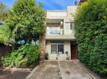 Casa · 87m² · 5 Ambientes · 2 Cocheras · Venta Triplex Apto Crédito con Terraza y Parrilla