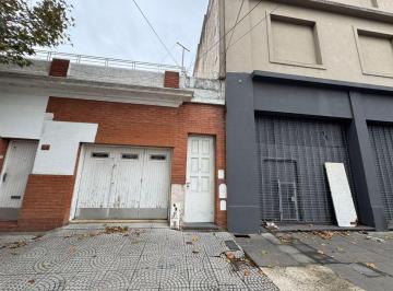 PH de 3 ambientes, Quilmes · Casa Tipo PH de 3 Ambientes Al Contrafrente con Entrada Independiente de La Calle y Jardin.
