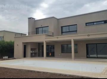 Casa · 250m² · 7 Ambientes · 5 Cocheras · Venta Casa 7 Ambientes en Haras Santa Maria, Escobar