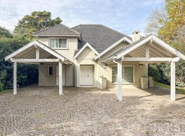 Casa · 275m² · 8 Ambientes · Casa en Venta en Highland Park