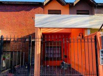 Casa · 40m² · 4 Ambientes · Triplex en Venta - 2 Dorm. 2 Baños - Cochera - 55 m² - Merlo