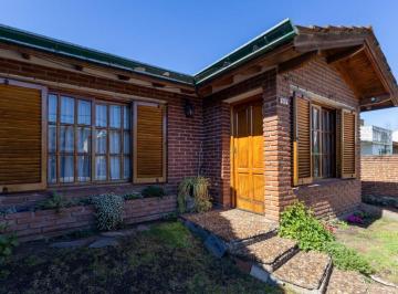 Casa · 146m² · 4 Ambientes · 1 Cochera · Casa con Patio Quincho Cochera Quilmes