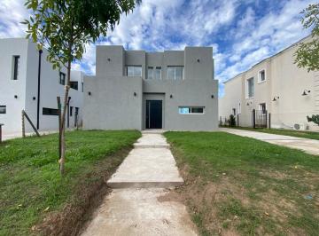 Casa · 495m² · 5 Ambientes · 2 Cocheras · Casa en Pilar del Este Bº Santa Lucia