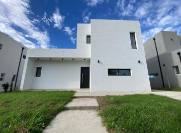 Casa · 177m² · 5 Ambientes · 3 Cocheras · Casa en Santa Lucia