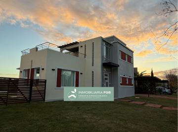 Casa · 220m² · 5 Ambientes · 2 Cocheras · Casa con Pileta a La Laguna en Alquiler en Barrio Islas | El Cantón | Pérgola | 3 Dorm. | Play
