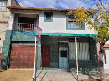 Casa de 5 ambientes, Parque Chacabuco · Hermosa Casa de 6 Amb C/ Cochera y Local en Via Pública. Dormitorio en Suite. 3 Baños. Patio. Tza
