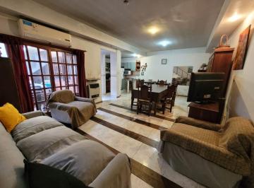 Casa de 5 ambientes, Parque Chacabuco · Hermosa Casa de 6 Amb C/ Cochera y Local en Via Pública. Dormitorio en Suite. 3 Baños. Patio. Tza
