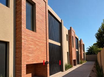 Casa · 180m² · 4 Ambientes · 2 Cocheras · Dúplex de Categoría en Cerro de Las Rosas | Dormitorio en Suite en Planta Baja