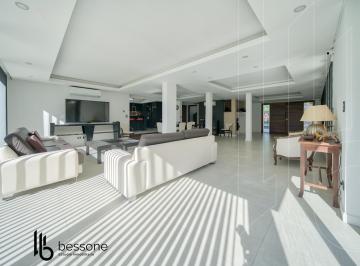 Casa · 592m² · 6 Ambientes · 7 Cocheras · Residencia de Diseño Moderno en Parque Luro