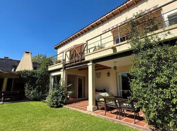 Casa · 182m² · 6 Ambientes · 3 Cocheras · Venta de Casa en El Lucero 6 Ambientes con Piscina