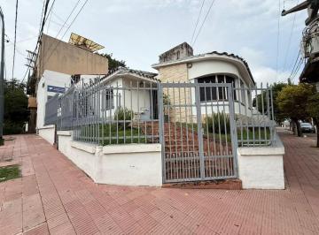 Casa · 271m² · 6 Ambientes · 1 Cochera · Alquiler Casa 3 Dorm. B° Sarmiento